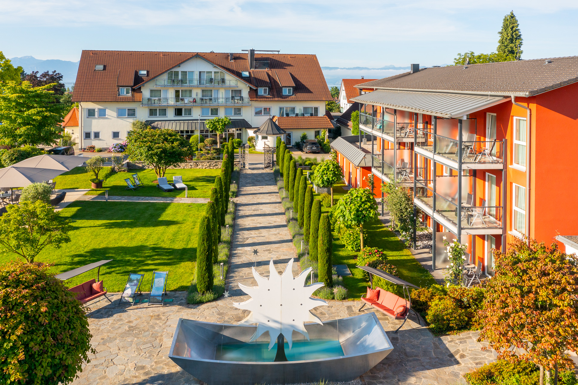 Hoteleingang mit Garten und Skulptur