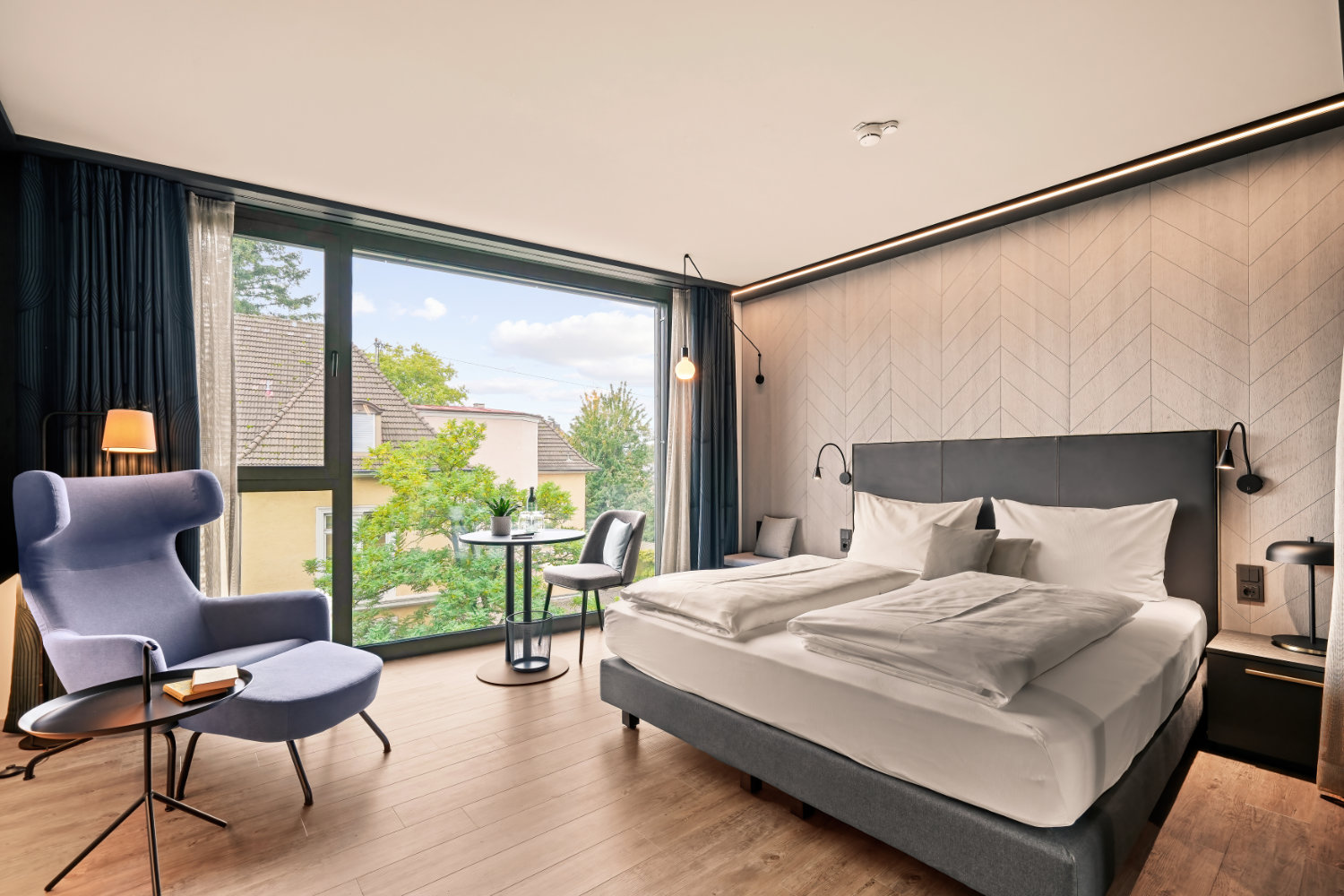 Modernes Schlafzimmer mit Blick auf die Natur.