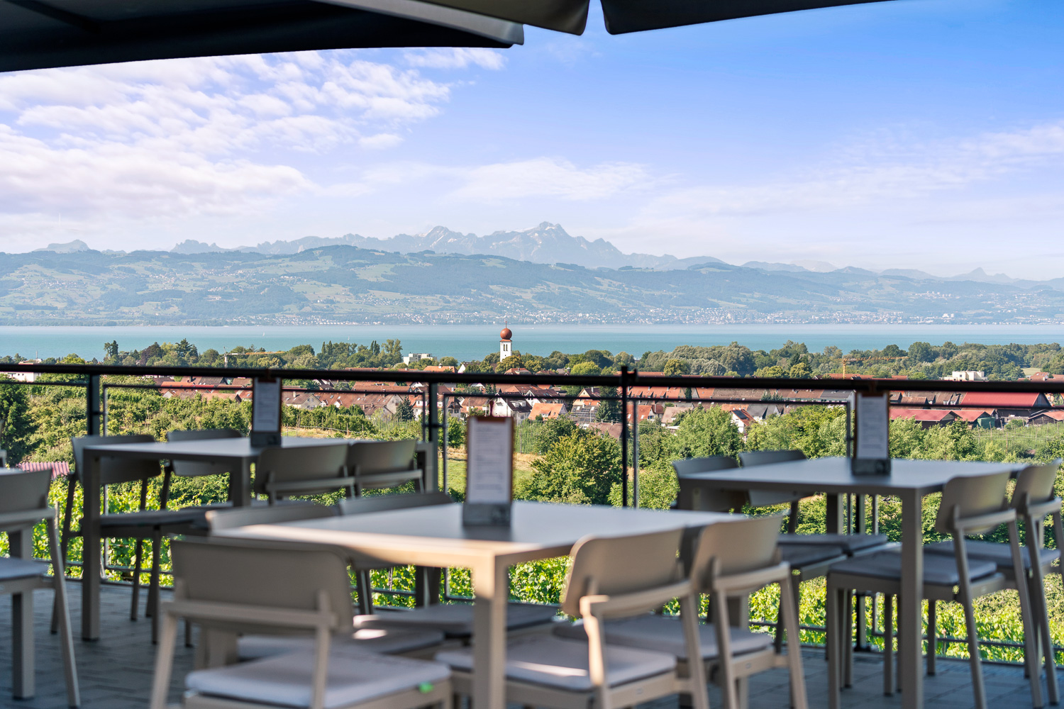 Aussicht auf Berge und See von einer Terrasse