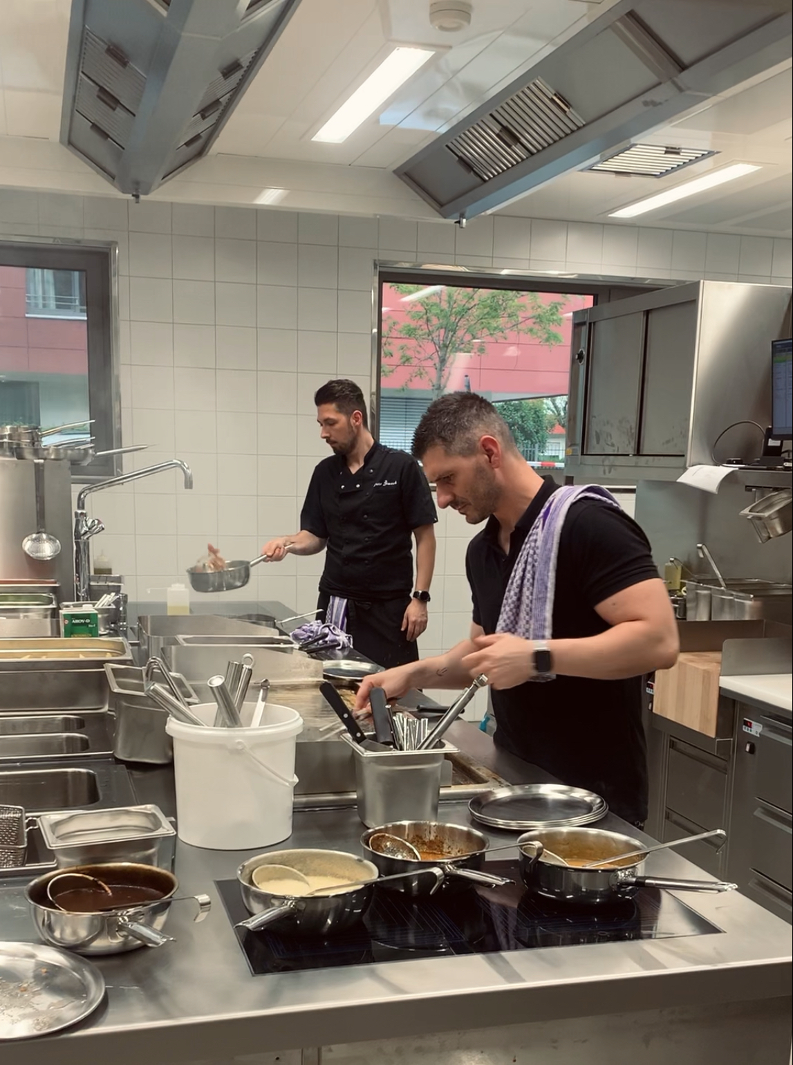 Zwei Köche arbeiten in einer modernen Küche.