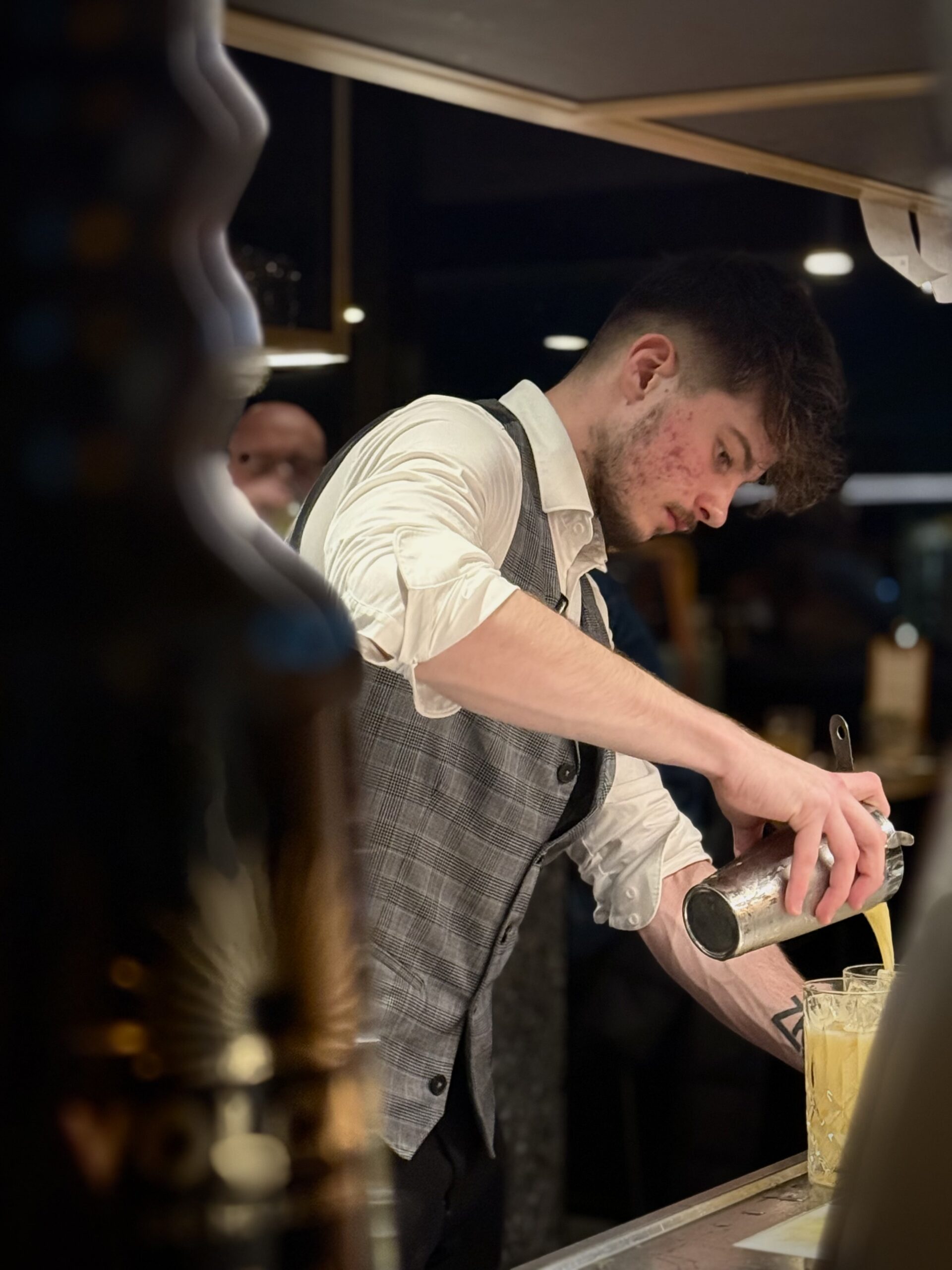 Barkeeper mischt Cocktails an der Bar