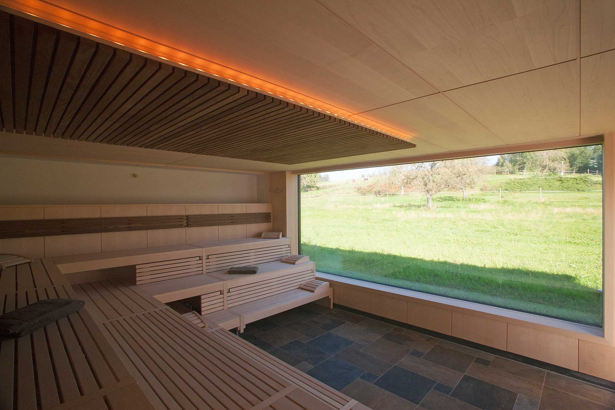 Moderne Sauna mit Blick auf die Natur
