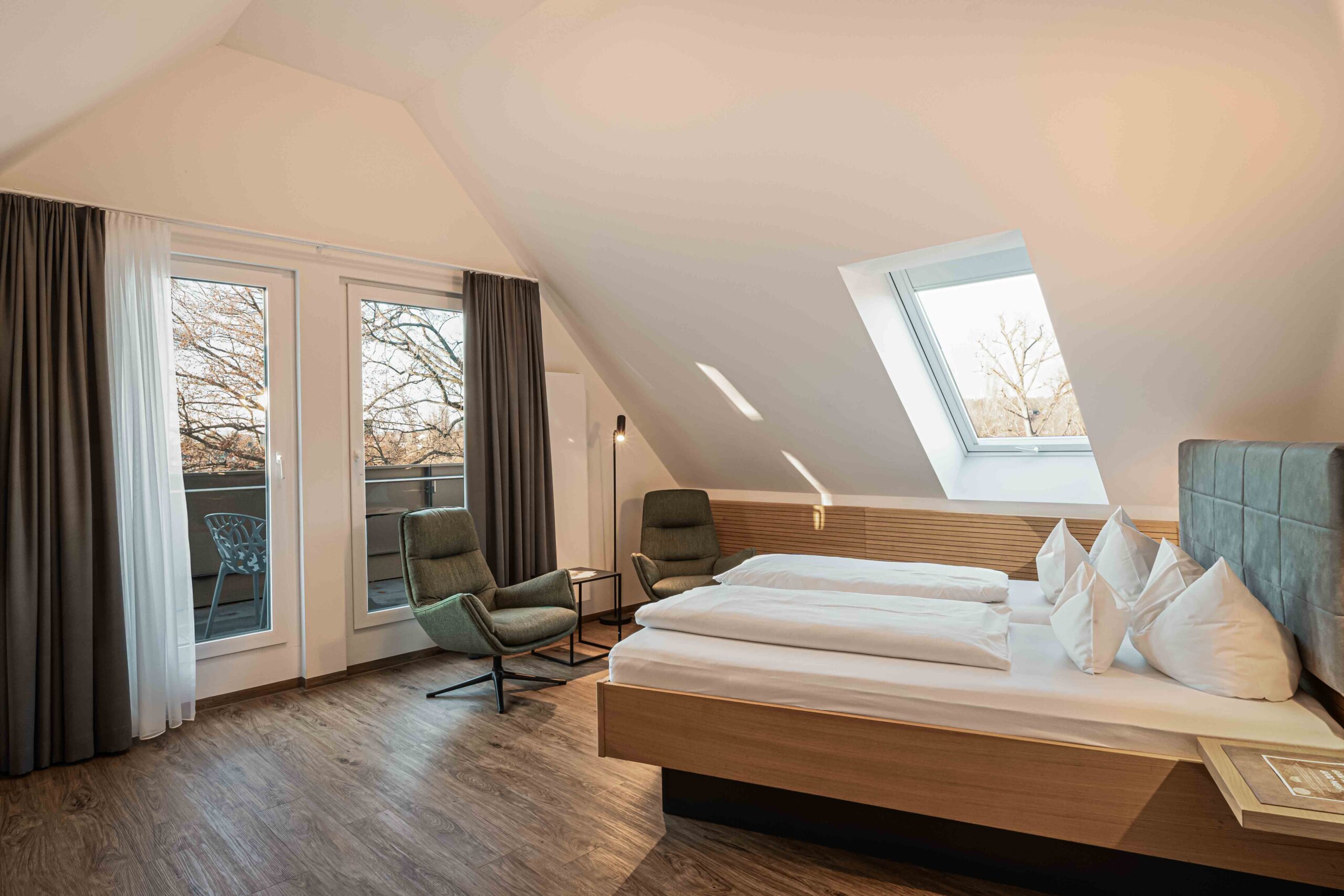 Modernes Schlafzimmer mit Balkonblick und gemütlicher Einrichtung.