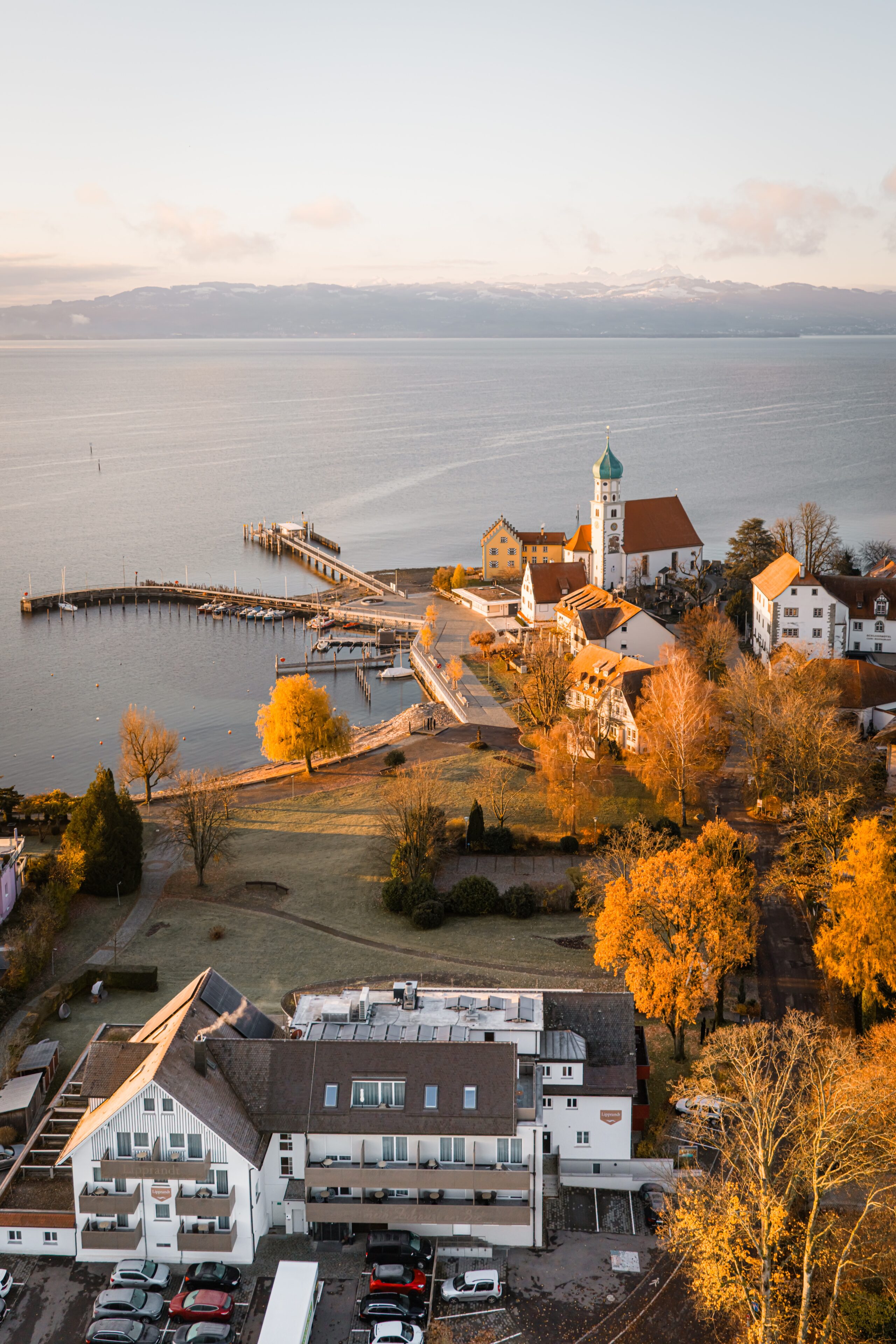 Landschaft mit Hafen und Kirche am Wasser