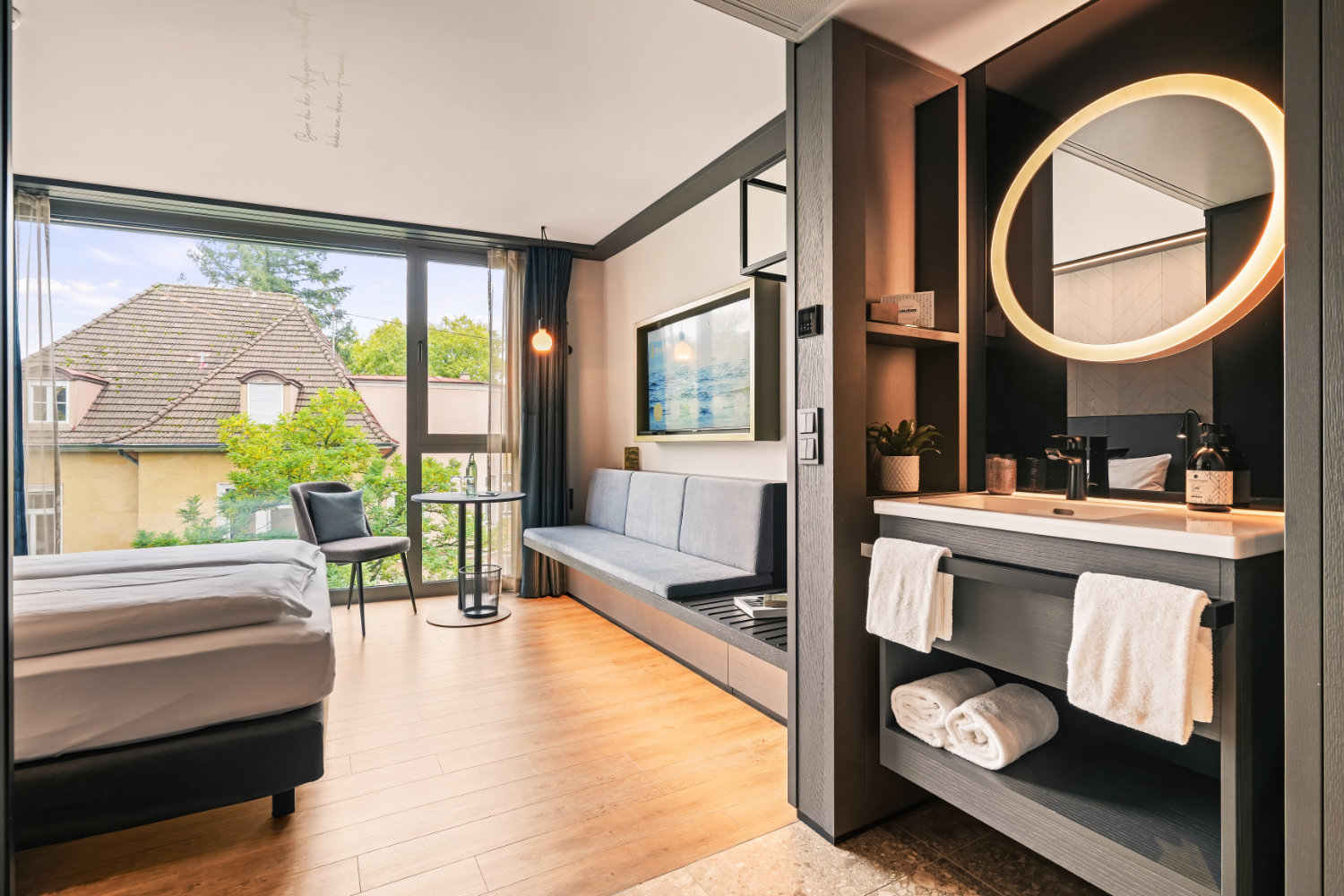 Modernes Zimmer mit Fenster und gemütlicher Einrichtung