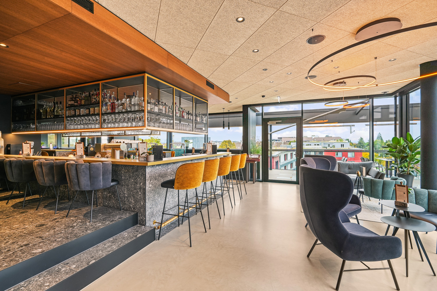 Moderne Bar mit gemütlichen Sitzgelegenheiten und Blick draußen