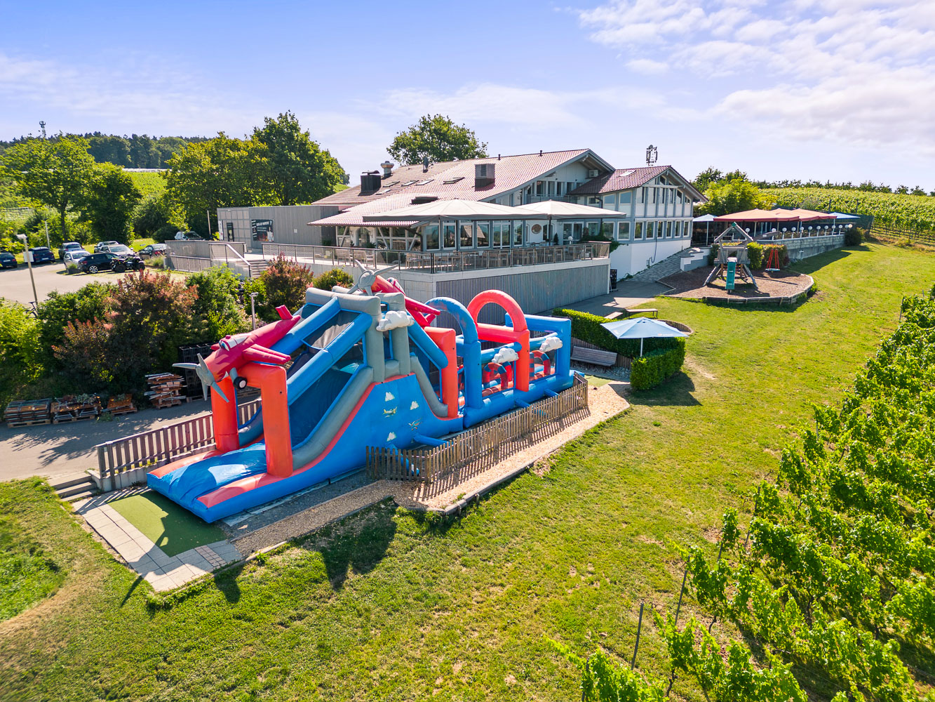 Blick auf ein großes, buntes Hüpfburgspielzeug