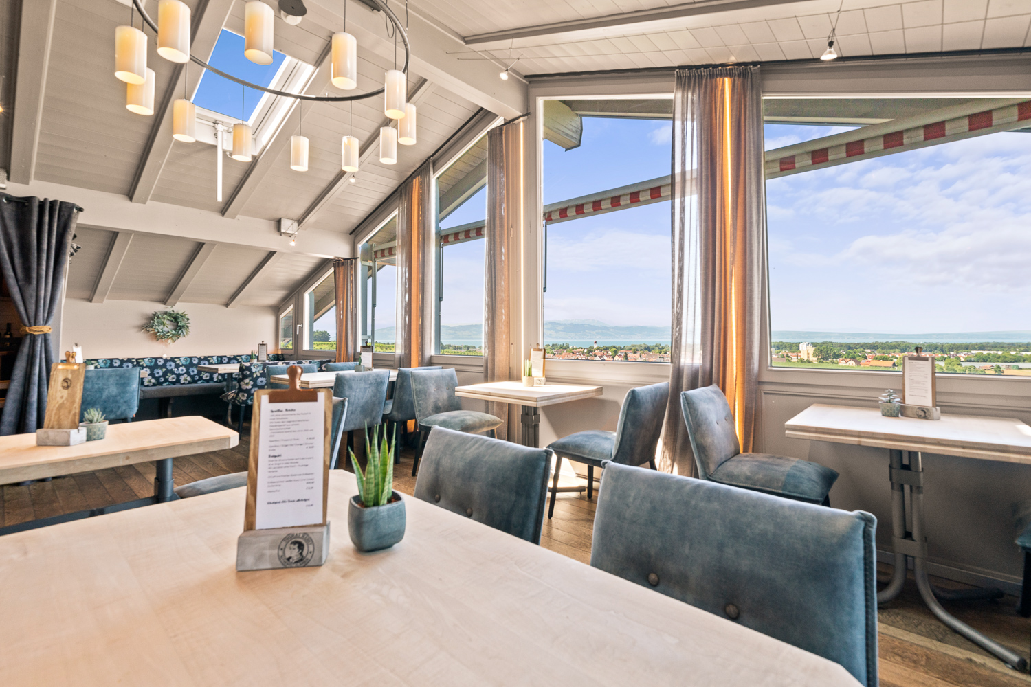 Helles Restaurant mit Aussicht und moderner Einrichtung