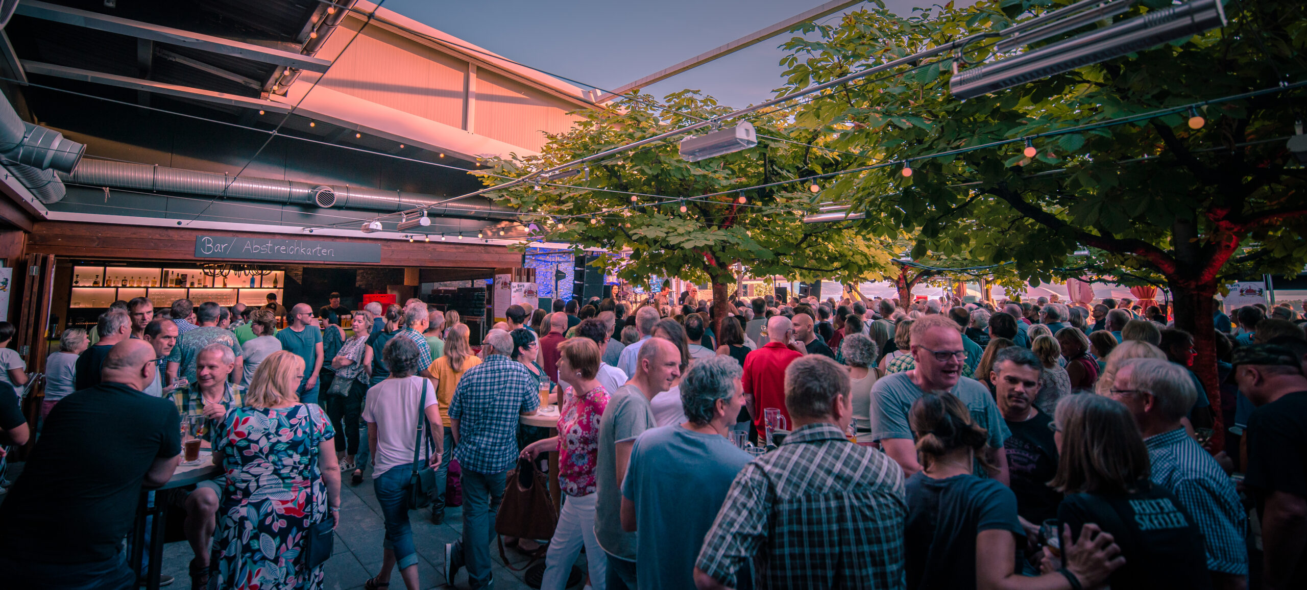 Menschenmenge in einer lebhaften Bar-Außenbereich