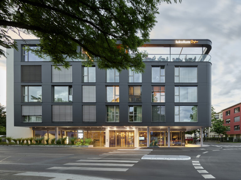 Modernes Hotelgebäude mit großen Fenstern
